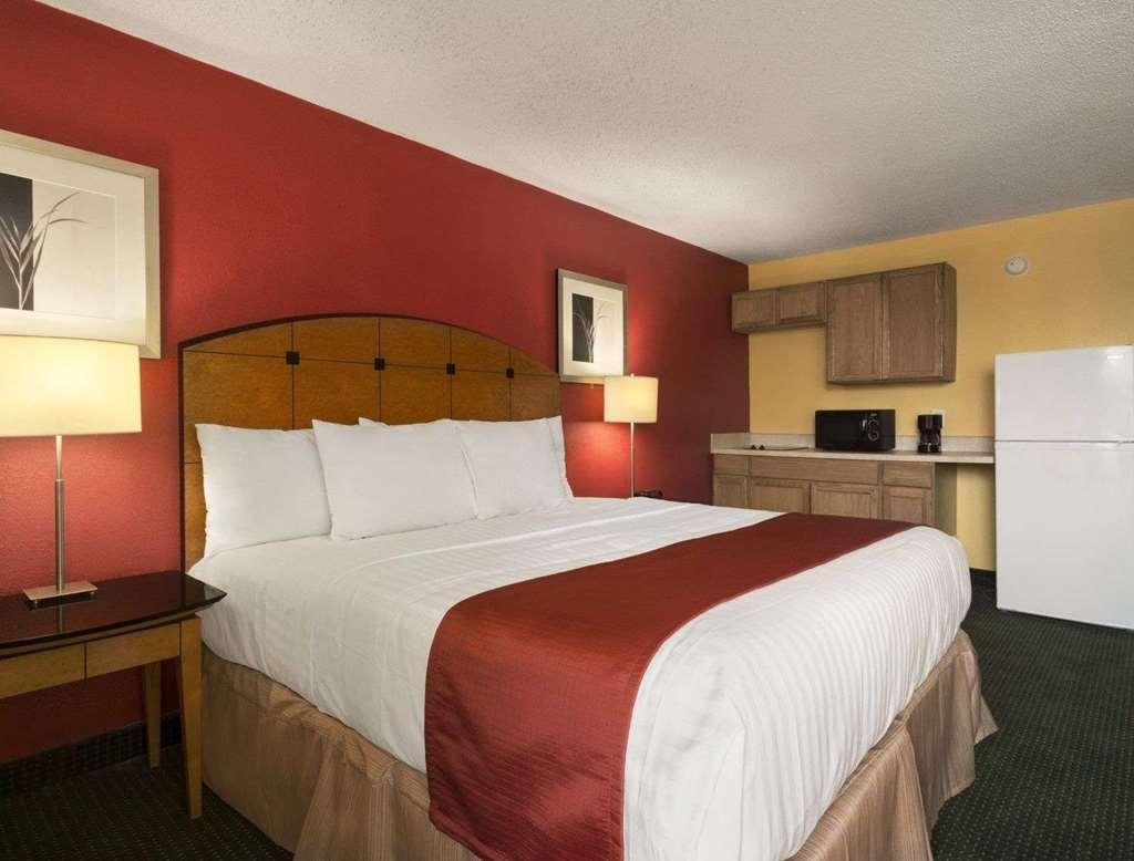 Baymont By Wyndham Salem Roanoke Area Hotel Room photo